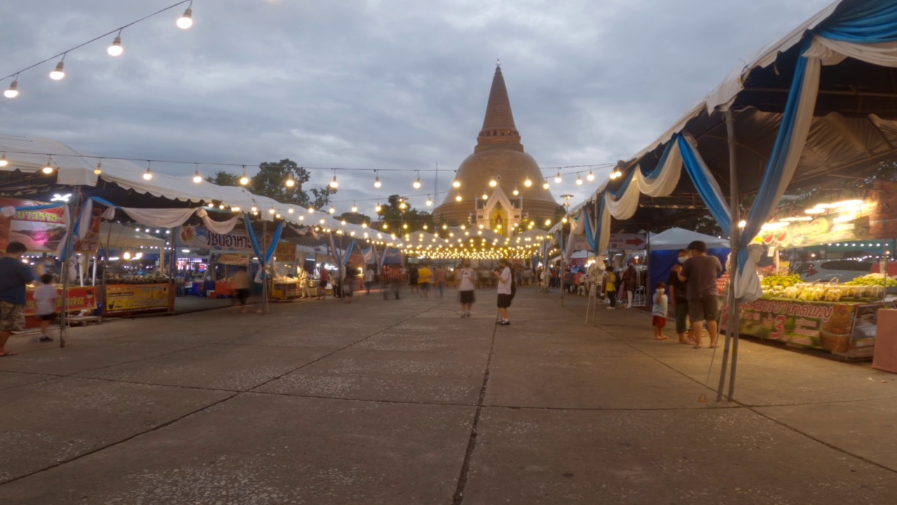 时间流逝的佛教寺庙，巨大的塔在泰国的Nakhom Pathom的夜晚视频素材