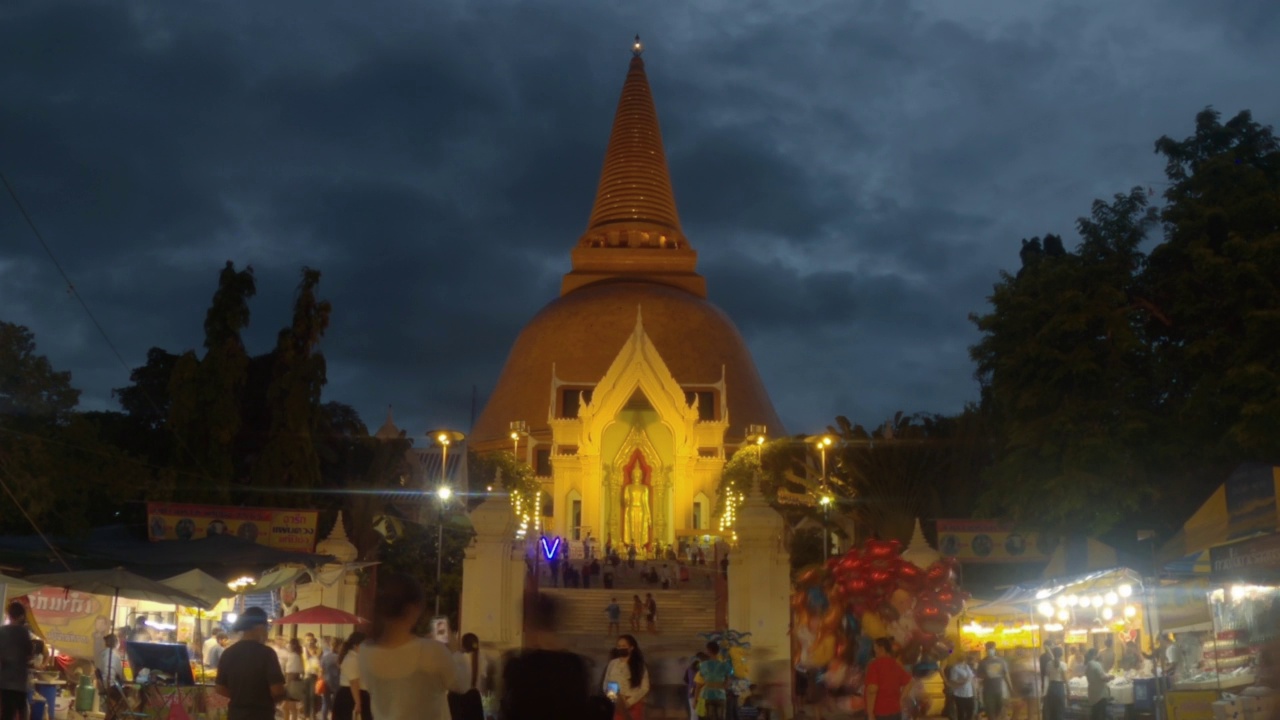 时间流逝的佛教寺庙，巨大的塔在泰国的Nakhom Pathom的夜晚视频素材