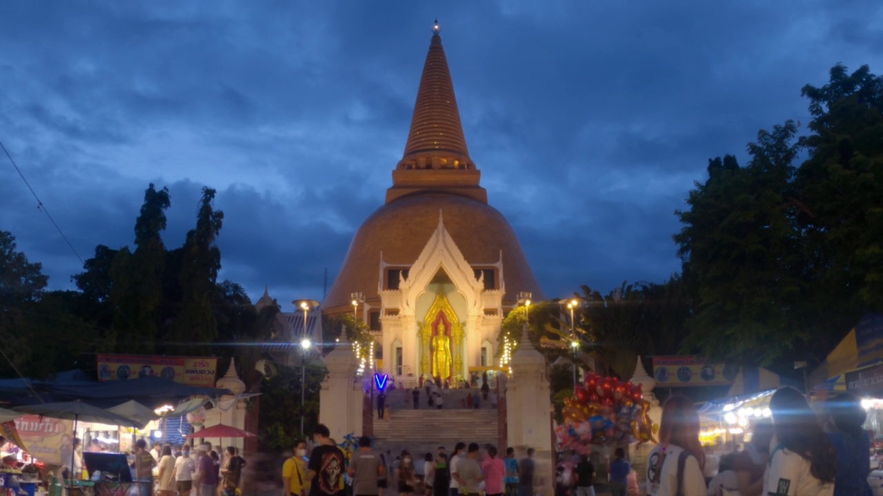 时间流逝的佛教寺庙，巨大的塔在泰国的Nakhom Pathom的夜晚视频素材