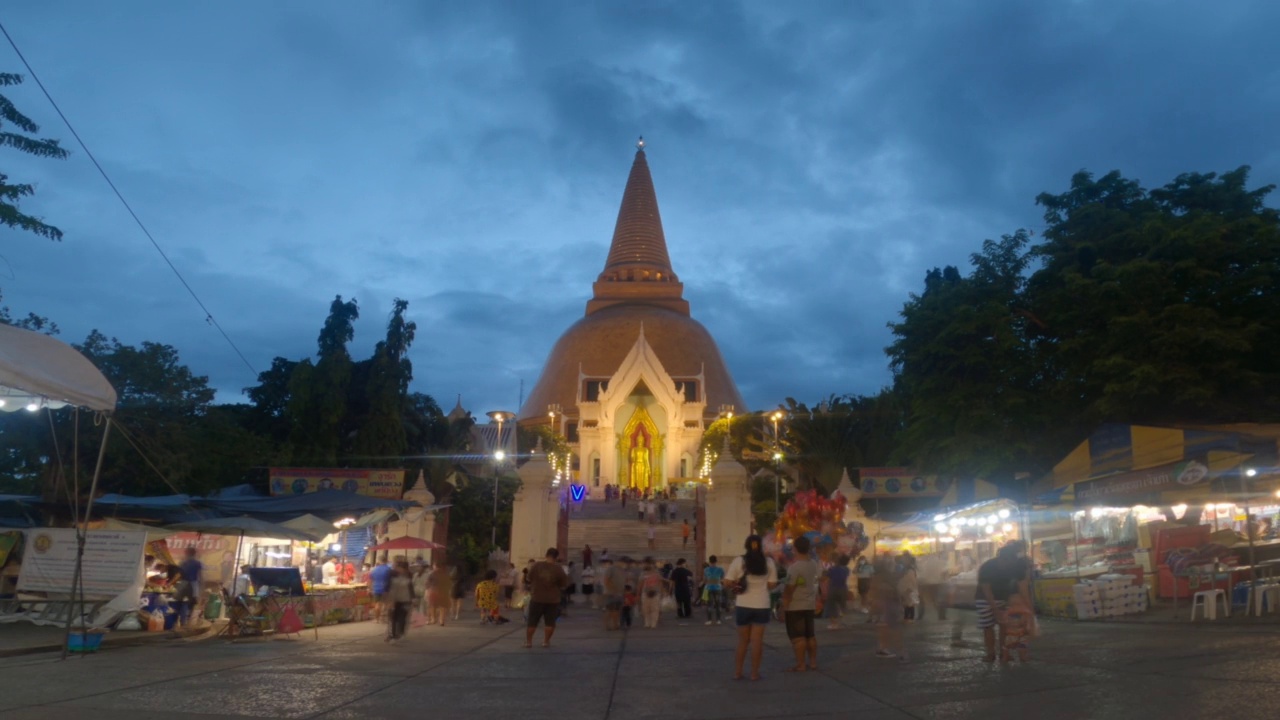 时间流逝的佛教寺庙，巨大的塔在泰国的Nakhom Pathom的夜晚视频素材