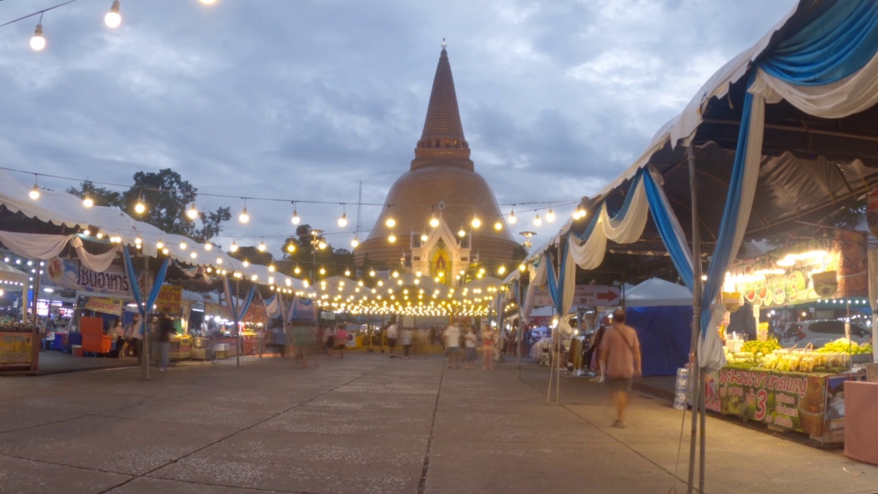 时间流逝的佛教寺庙，巨大的塔在泰国的Nakhom Pathom的夜晚视频素材