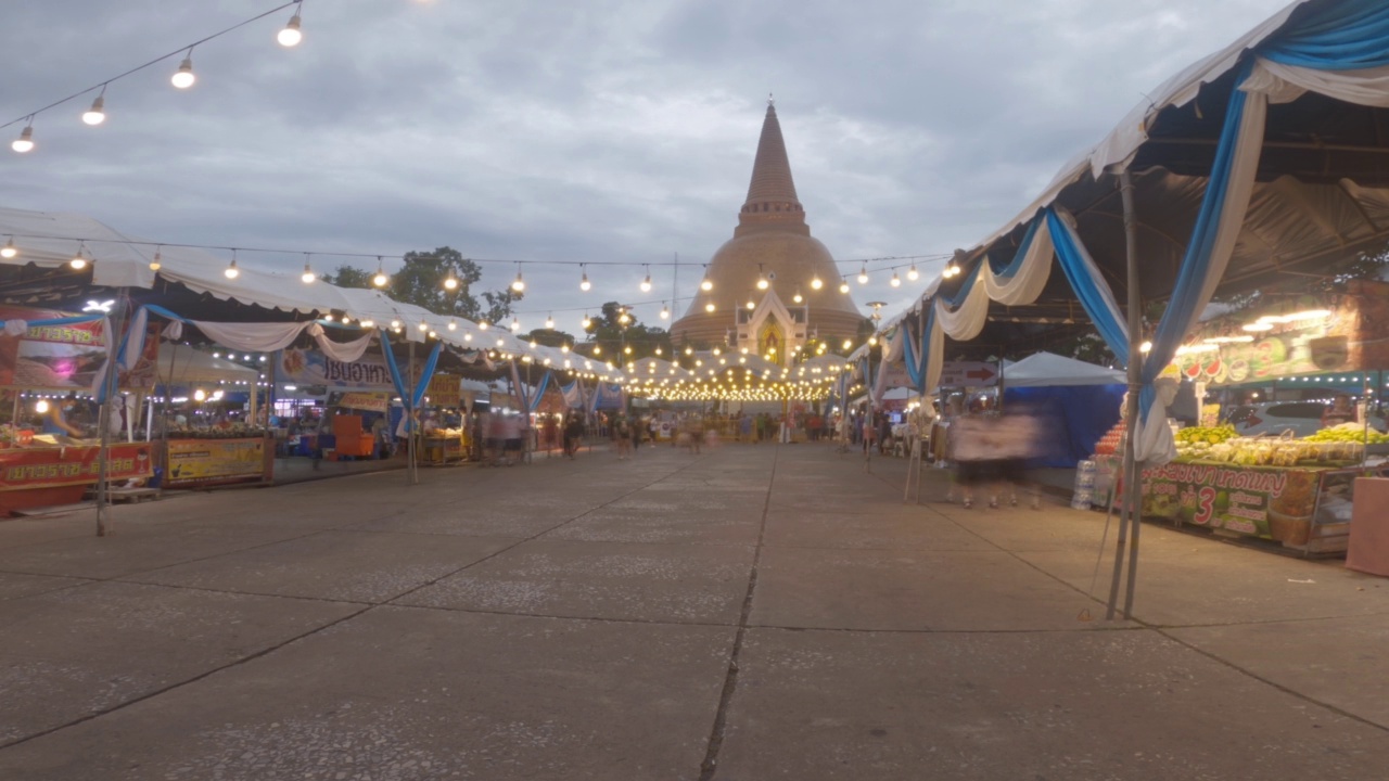 时间流逝的佛教寺庙，巨大的塔在泰国的Nakhom Pathom的夜晚视频素材