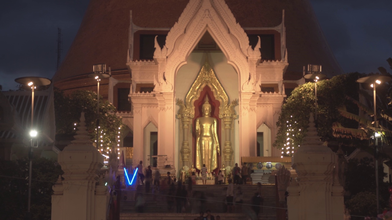 时间流逝的佛教寺庙，巨大的塔在泰国的Nakhom Pathom的夜晚视频素材