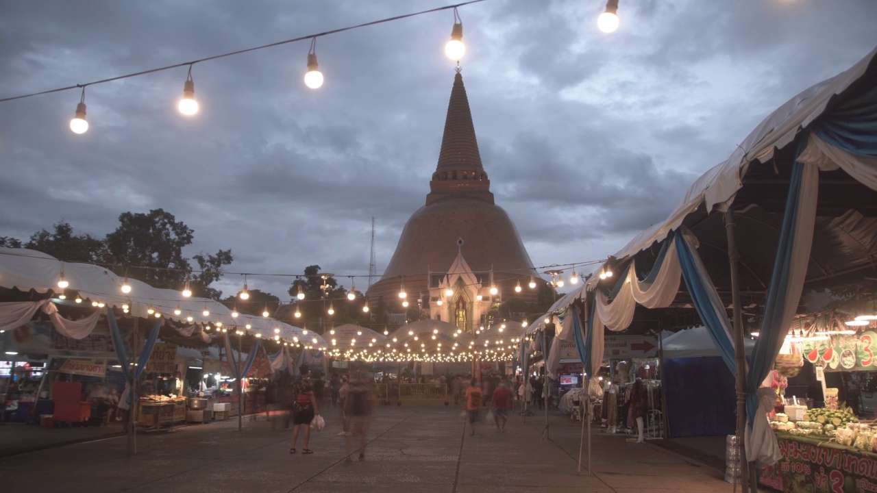 时间流逝的佛教寺庙，巨大的塔在泰国的Nakhom Pathom的夜晚视频素材