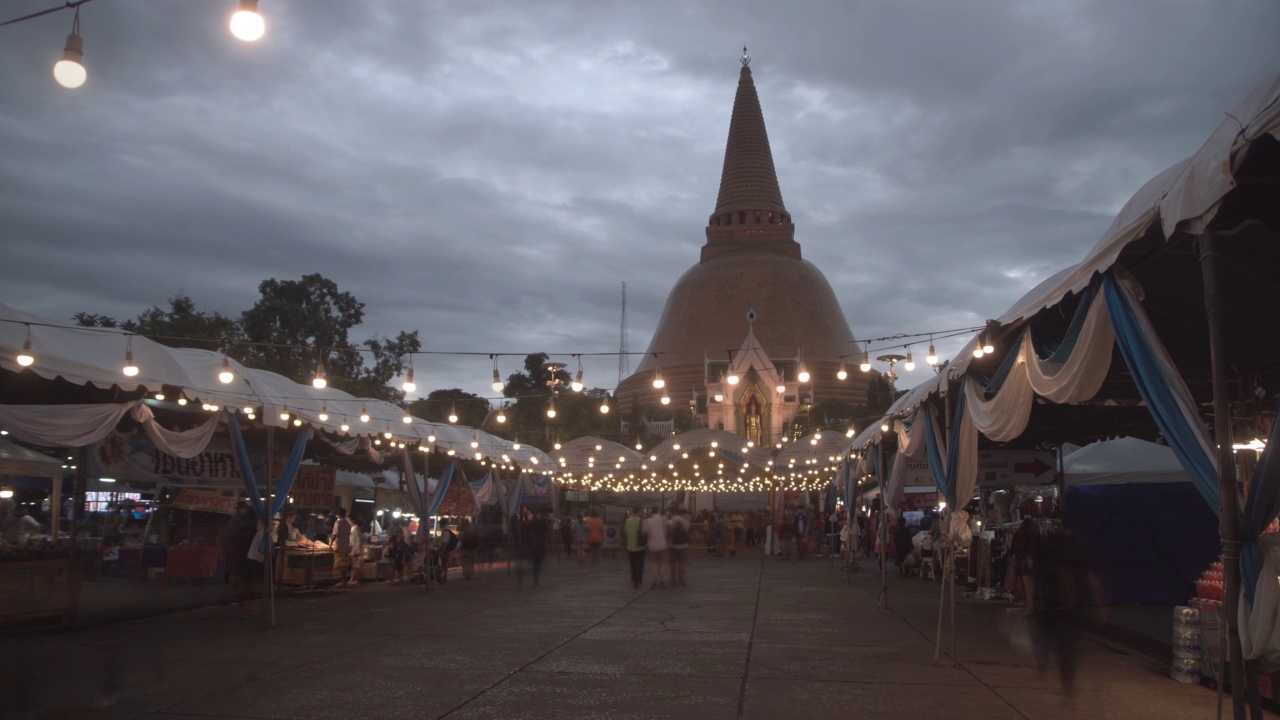 时间流逝的佛教寺庙，巨大的塔在泰国的Nakhom Pathom的夜晚视频素材