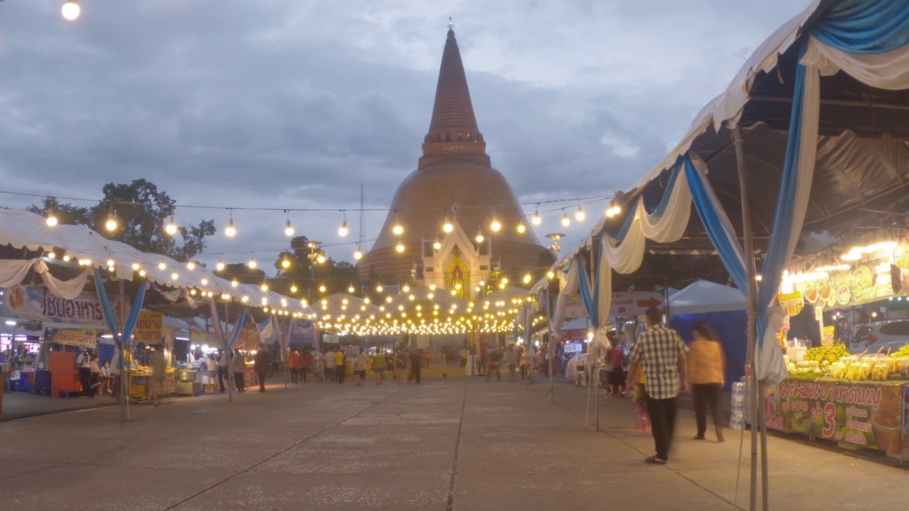 时间流逝的佛教寺庙，巨大的塔在泰国的Nakhom Pathom的夜晚视频素材