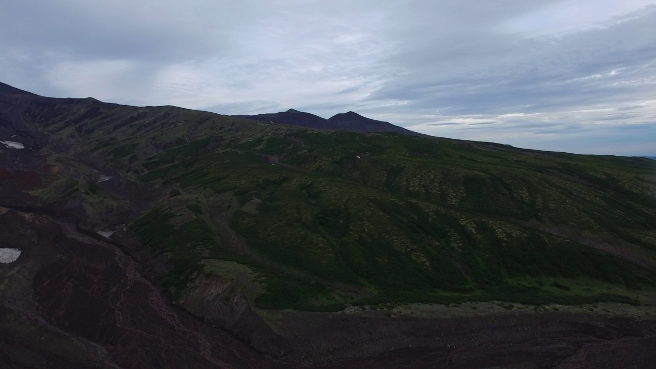 阳光明媚的维柳琴斯基火山美丽的山景。俄罗斯堪察加半岛视频素材