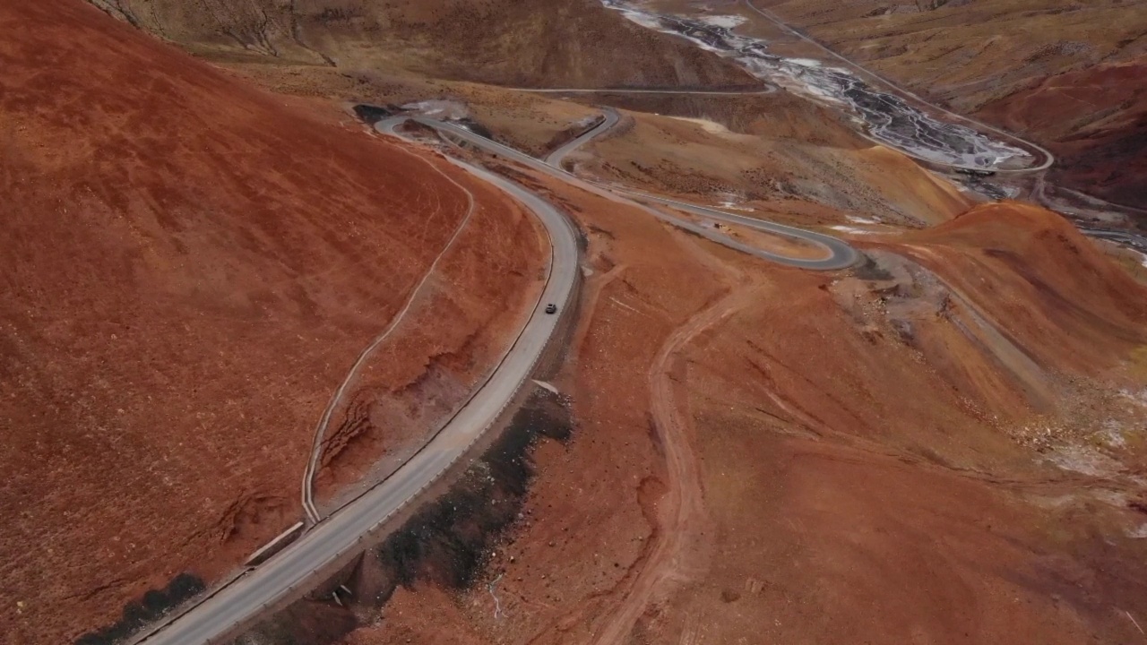 中国西藏的自然风光。航拍干旱的风景，沙漠中的道路。视频素材