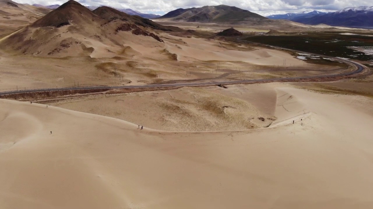 中国西藏的自然风光。航拍干旱的风景，沙漠中的道路。视频素材