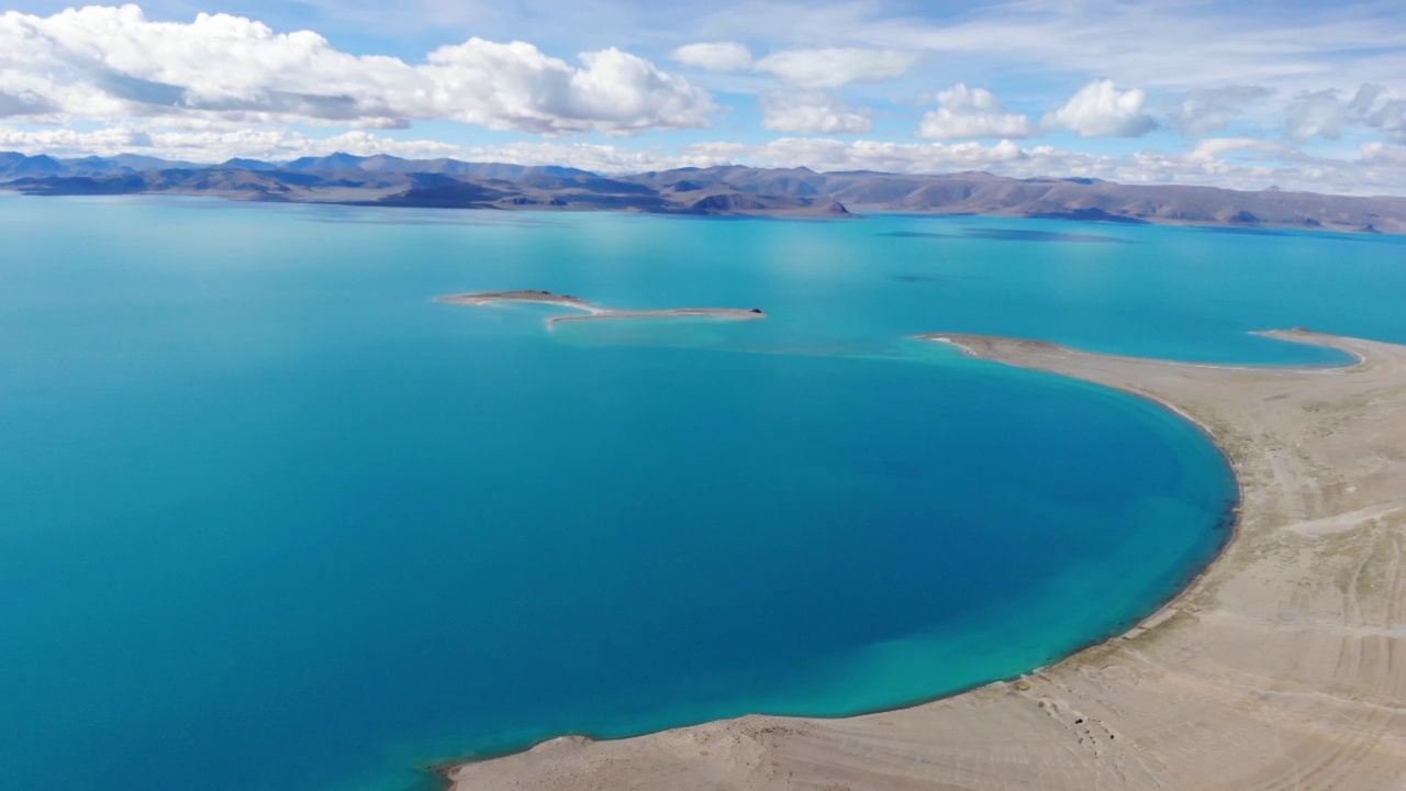 中国西藏自然风光湖，西藏风景区纳木措风光。西藏著名旅游景点的航拍。视频素材