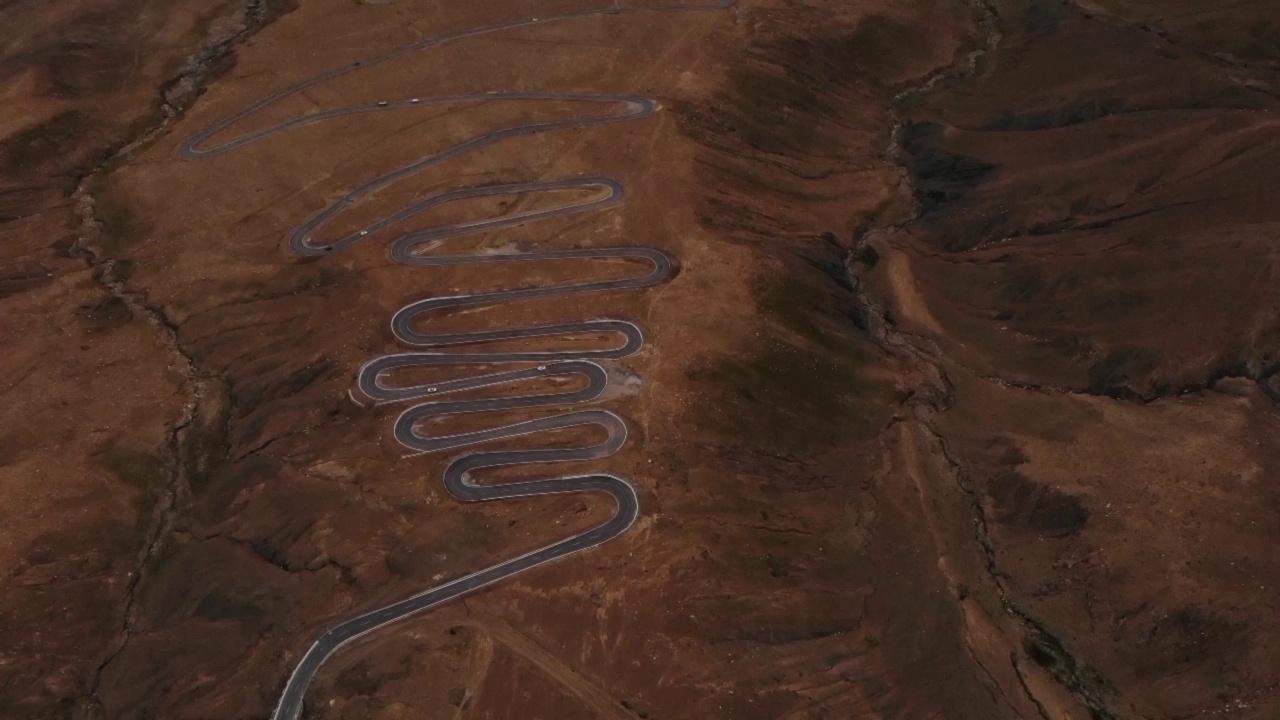 中国西藏的自然风光。航拍干旱的风景，沙漠中的道路。视频素材