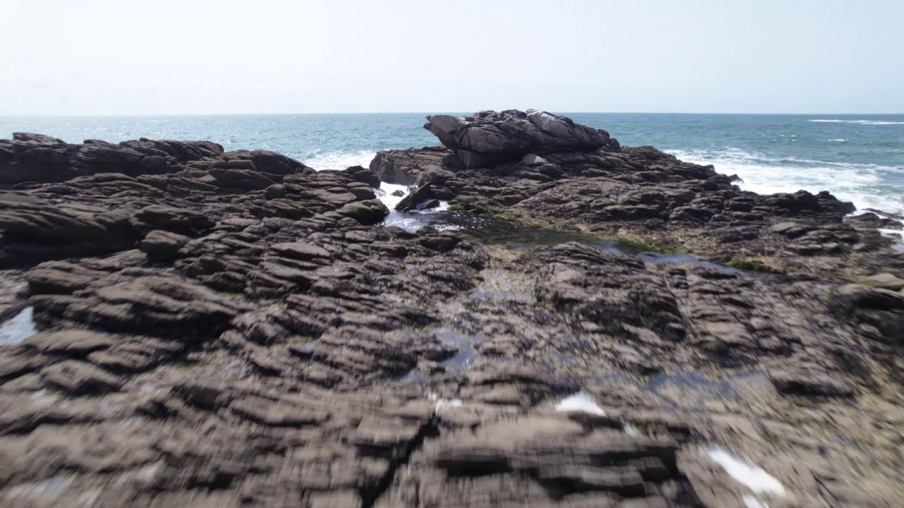 航拍的布列塔尼海岸今年夏天蔚蓝的大海视频素材