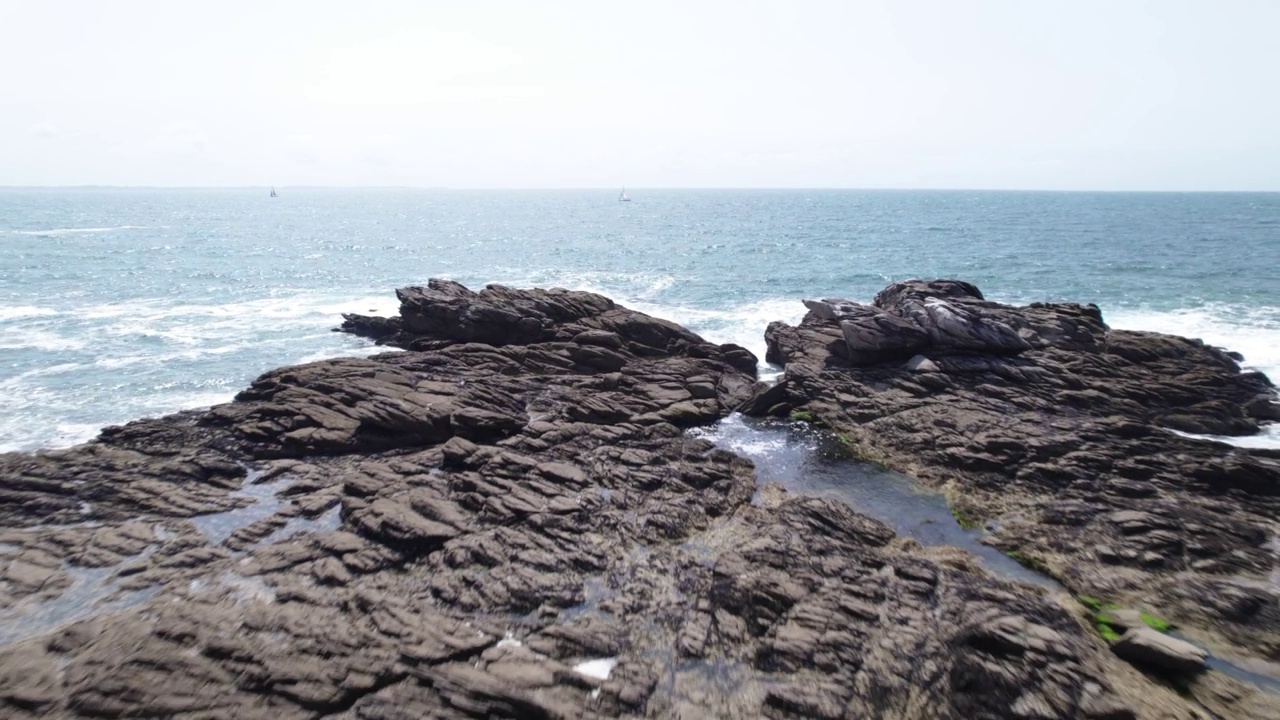 航拍的布列塔尼海岸今年夏天蔚蓝的大海视频素材