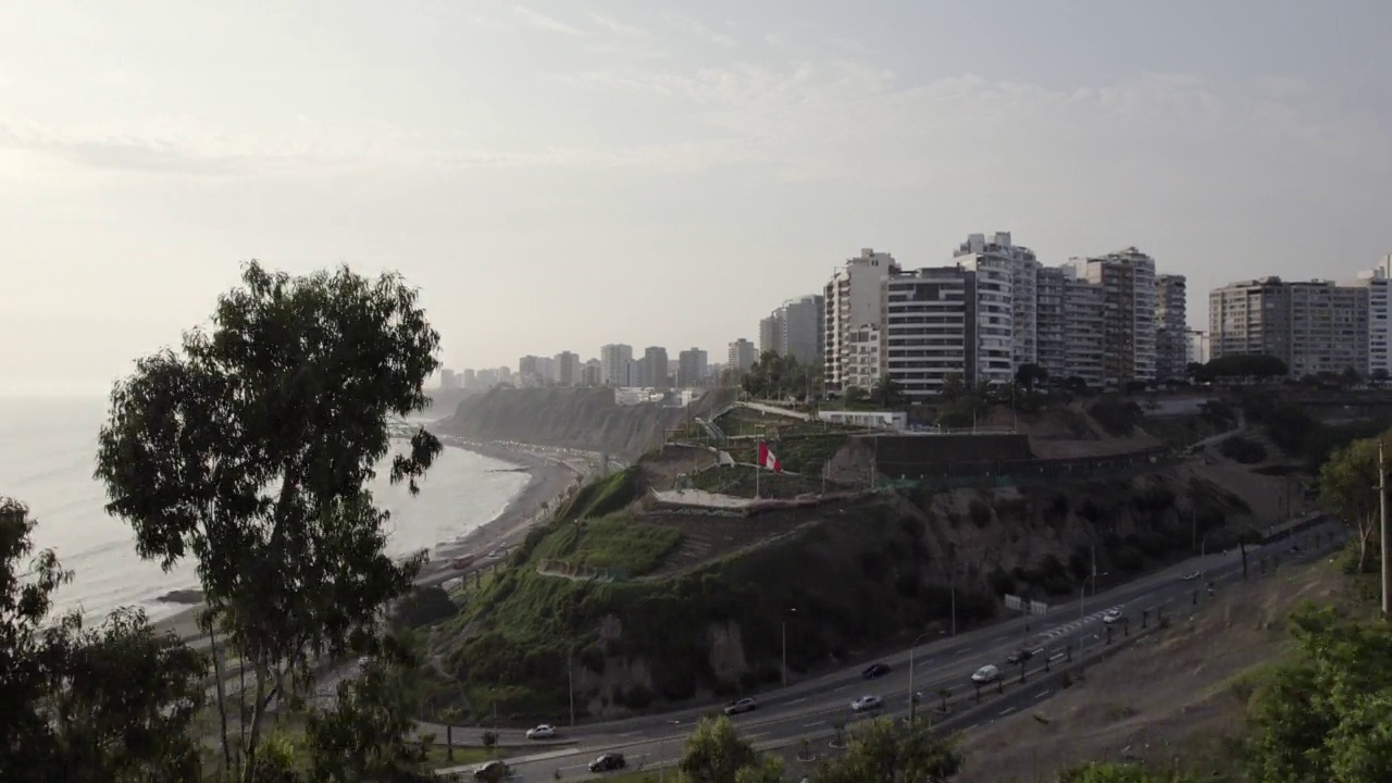 佛得角高速公路，位于利马市米拉弗洛雷斯区的高处。视频素材