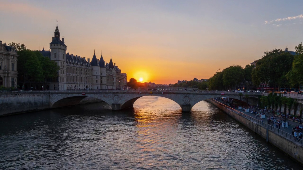 巴黎的Conciergerie, Pont au Change和塞纳河——在日落时——4k延时视频素材