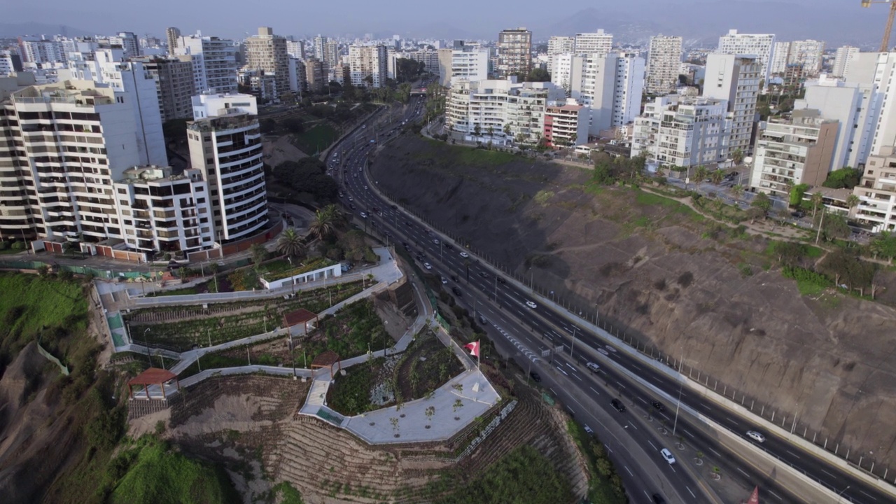 佛得角高速公路，位于利马市米拉弗洛雷斯区的高处。视频素材