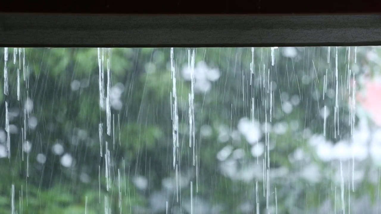 天在下雨，雨水从屋顶上倾泻而下。视频下载