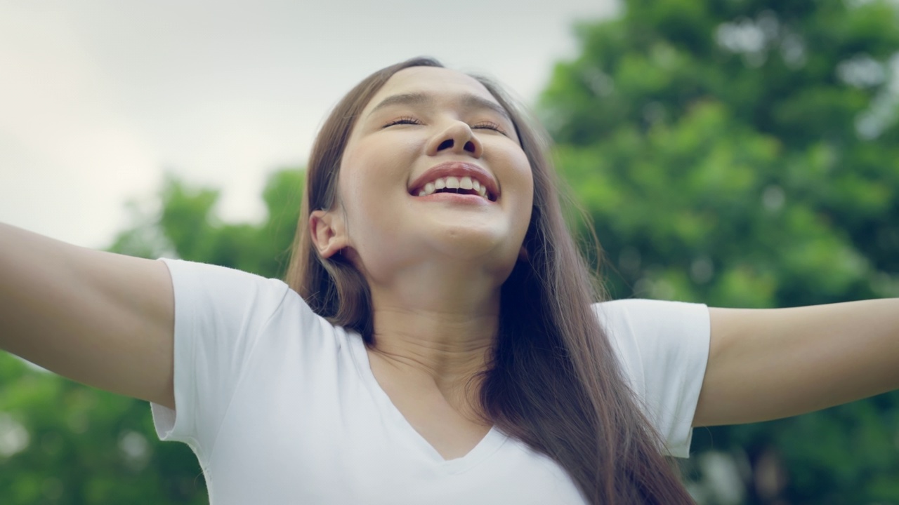 户外公园里的美丽女子的肖像。视频素材