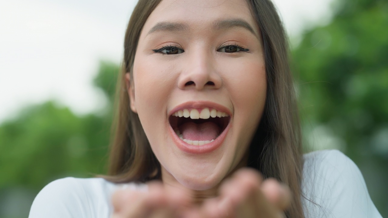 户外公园里的美丽女子的肖像。视频素材