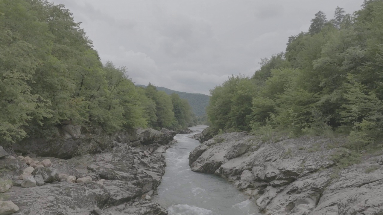 鸟瞰山景，河流和道路。飞越高山峡谷。慢动作120 fps, ProRes 422, 10位无分级DJI D-LOG视频视频素材