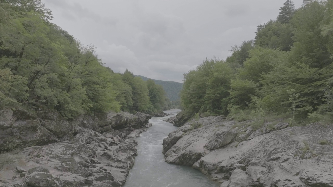 鸟瞰山景，河流和道路。飞越高山峡谷。慢动作120 fps, ProRes 422, 10位无分级DJI D-LOG视频视频素材