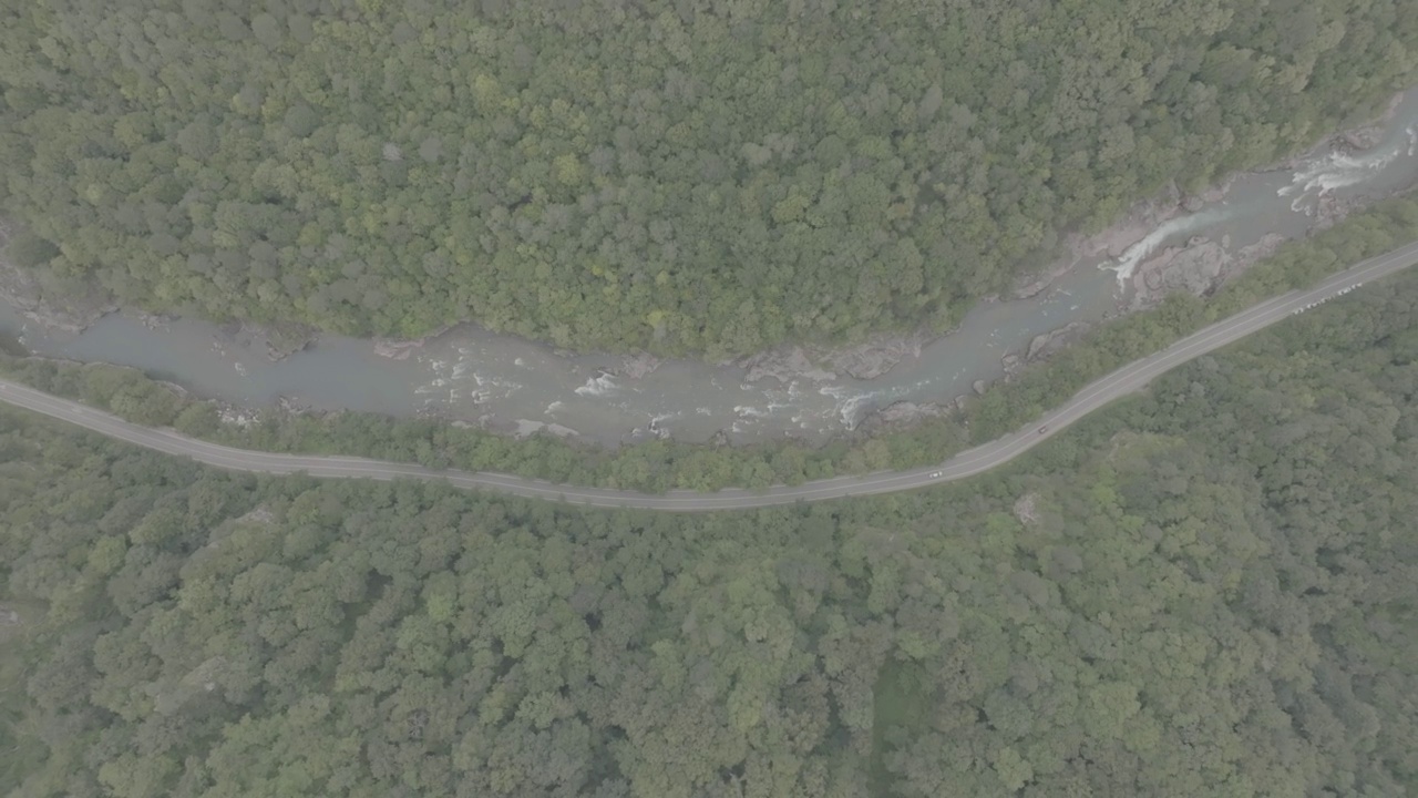 鸟瞰山景，河流和道路。飞越高山峡谷。ProRes 422, 10位无分级大疆D-LOG视频视频素材