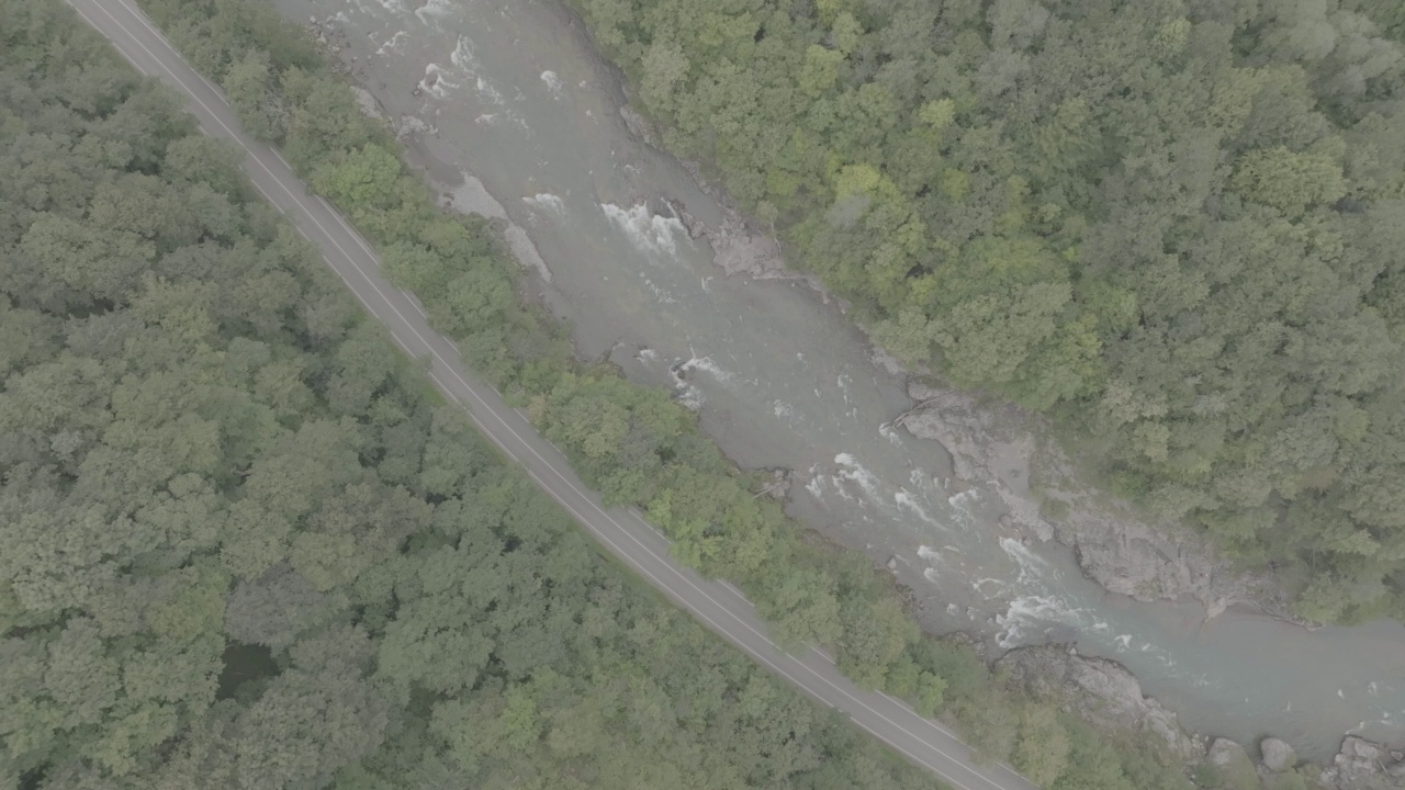 鸟瞰山景，河流和道路。飞越高山峡谷。ProRes 422, 10位无分级大疆D-LOG视频视频素材