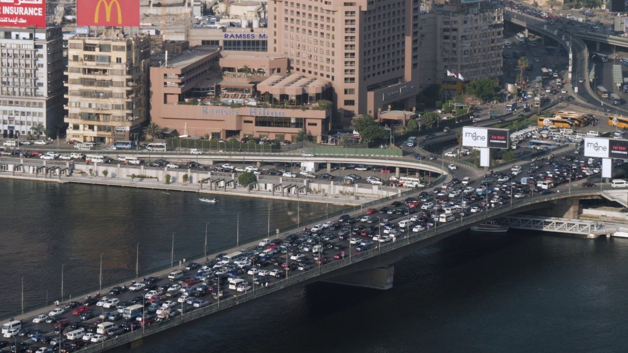 10月6日大桥上高峰时段开罗市中心的高视角视角，高速公路上的汽车堵塞，通勤者下班后试图回家。视频素材