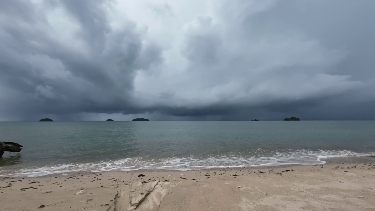 海面上一场即将来临的雷暴的时间推移视频素材