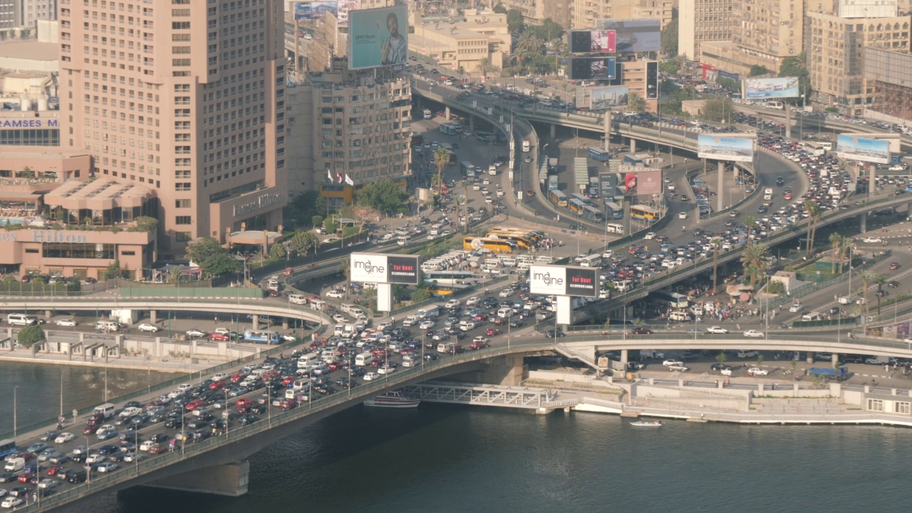 10月6日大桥上高峰时段开罗市中心的高视角视角，高速公路上的汽车堵塞，通勤者下班后试图回家。视频素材