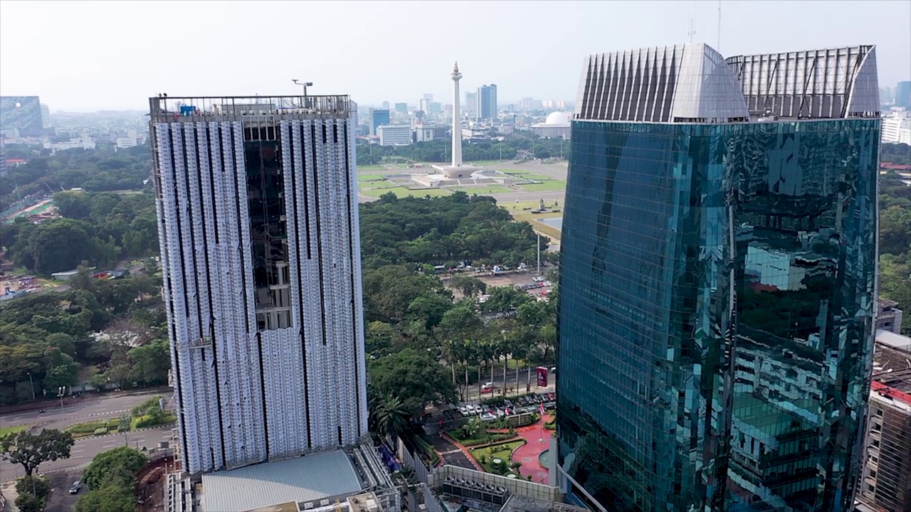 位于印尼首都雅加达的国家纪念碑(National Monument，又称Monas)的鸟瞰图，以4k分辨率记录视频素材