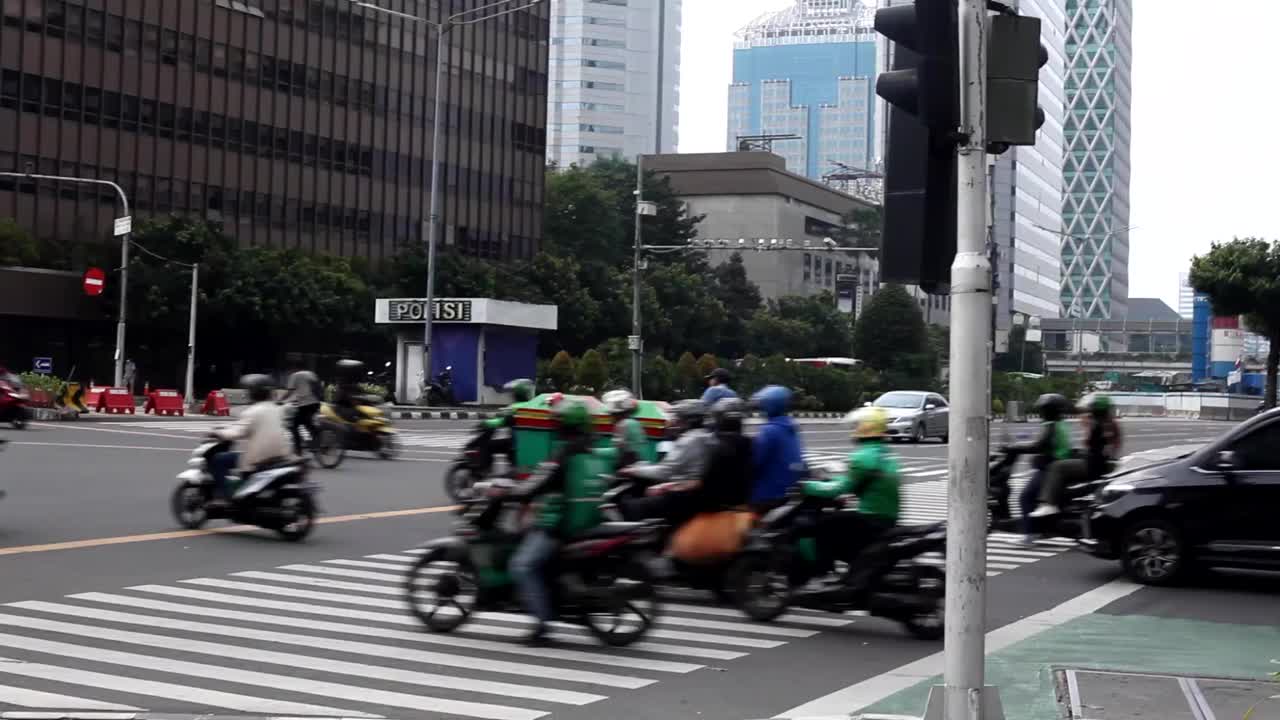 印尼雅加达市中心的交通和日常生活视频素材