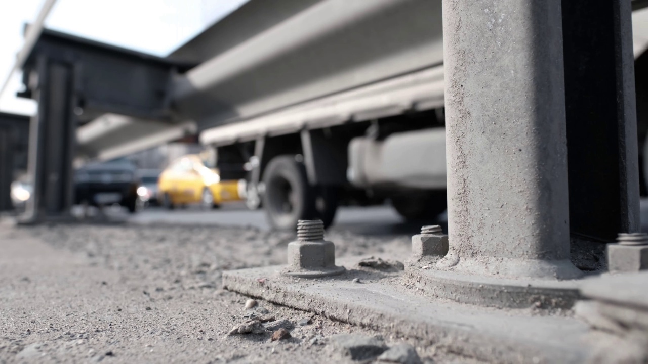 城市道路上有很多汽车和车辆通过，靠近高速公路护栏视频素材