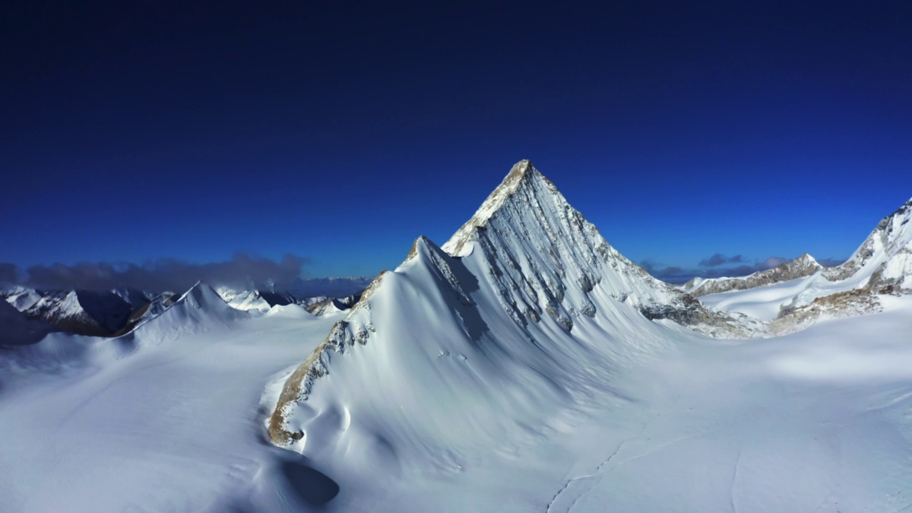 航拍美丽的雪山冰川，萨普山神山，西藏，中国。视频素材