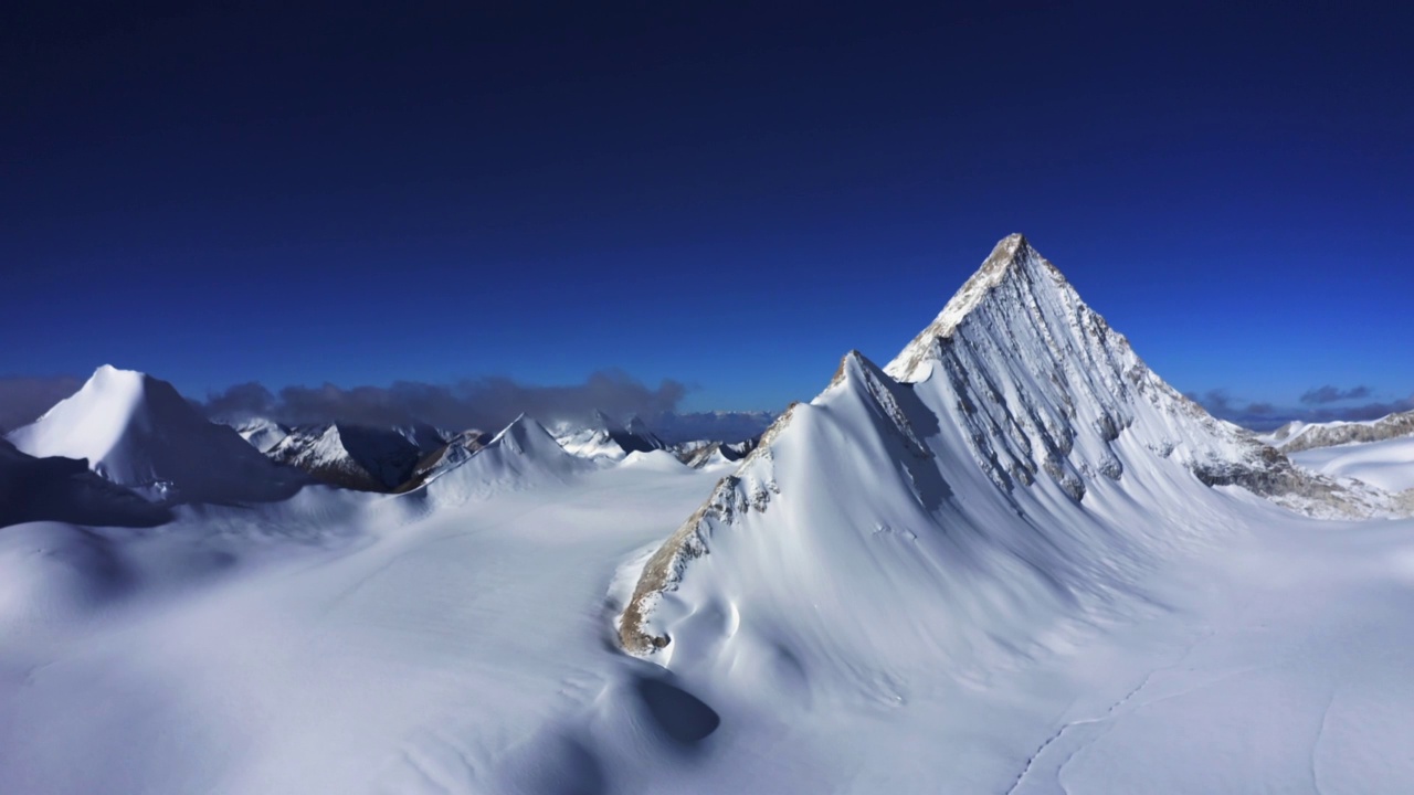 航拍美丽的雪山冰川，萨普山神山，西藏，中国。视频素材