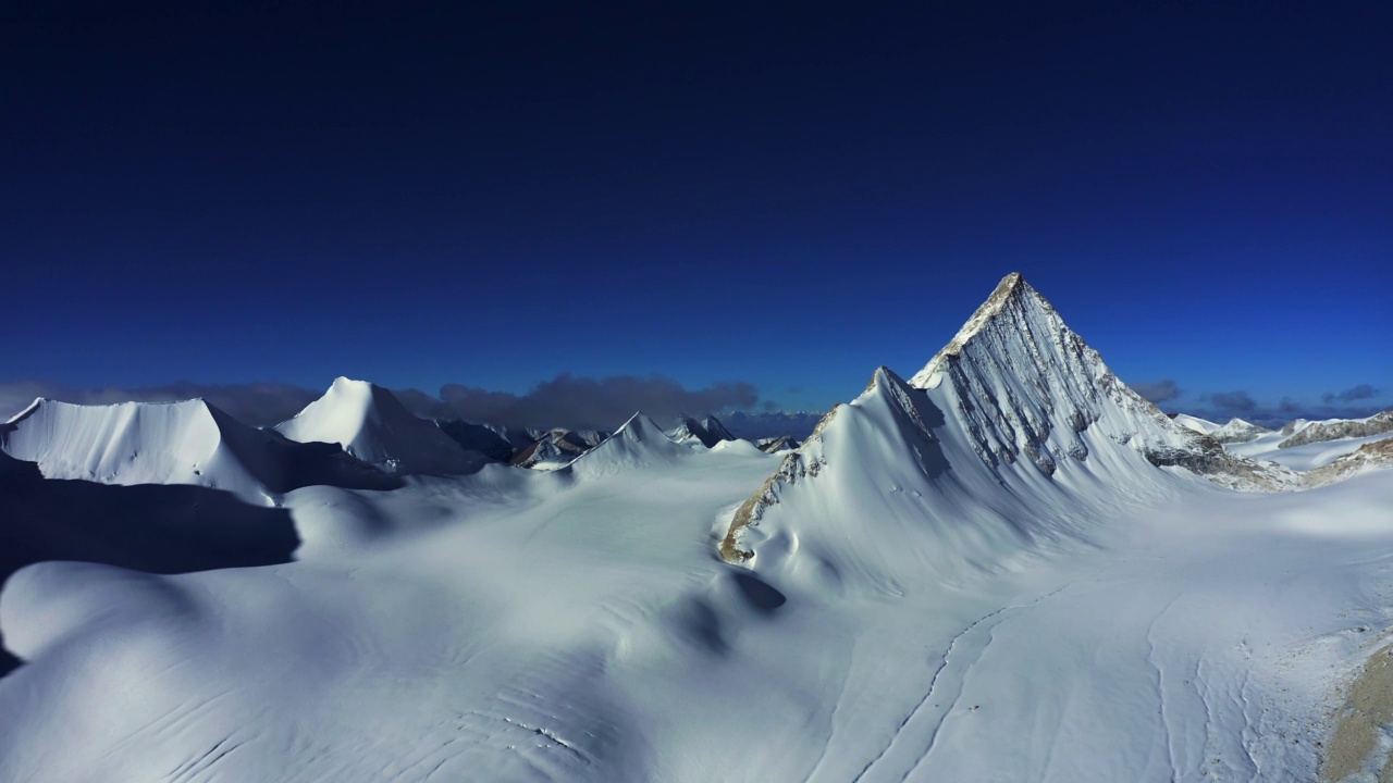 航拍美丽的雪山冰川，萨普山神山，西藏，中国。视频素材