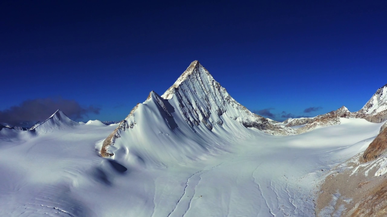 航拍美丽的雪山冰川，萨普山神山，西藏，中国。视频素材