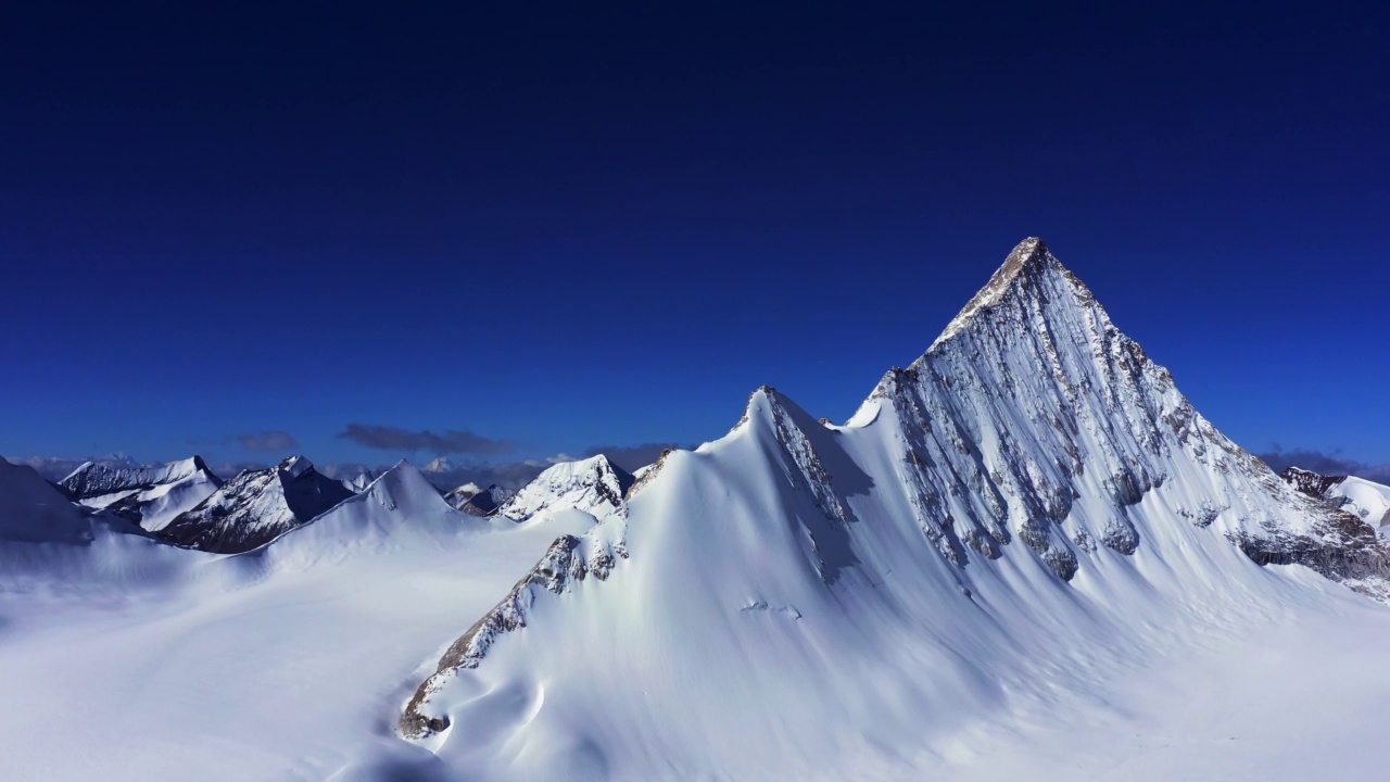 航拍美丽的雪山冰川，萨普山神山，西藏，中国。视频素材