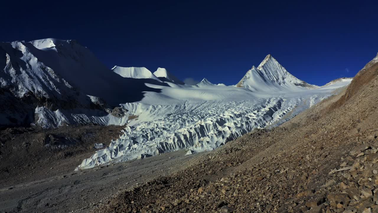 航拍美丽的雪山冰川，萨普山神山，西藏，中国。视频素材