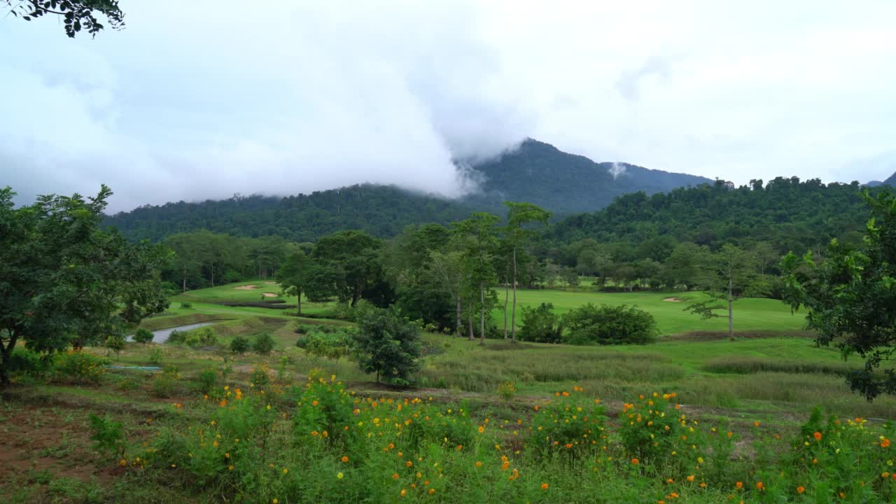 美丽的高尔夫球场，山峦背景视频素材