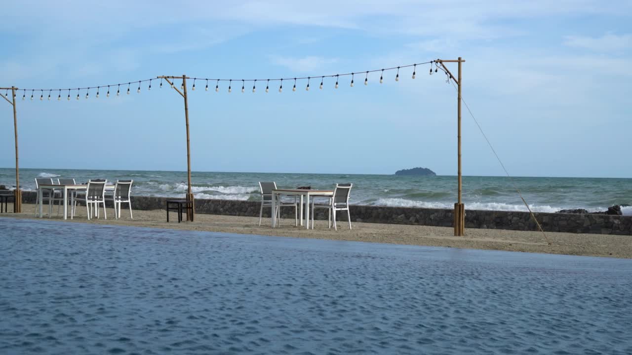 靠近游泳池的餐桌，以大海为背景视频素材