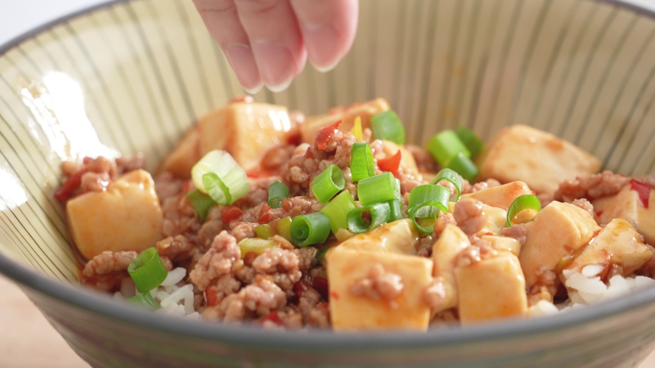 在家做麻婆豆腐，配上辣酱和葱，放在白米饭上视频下载