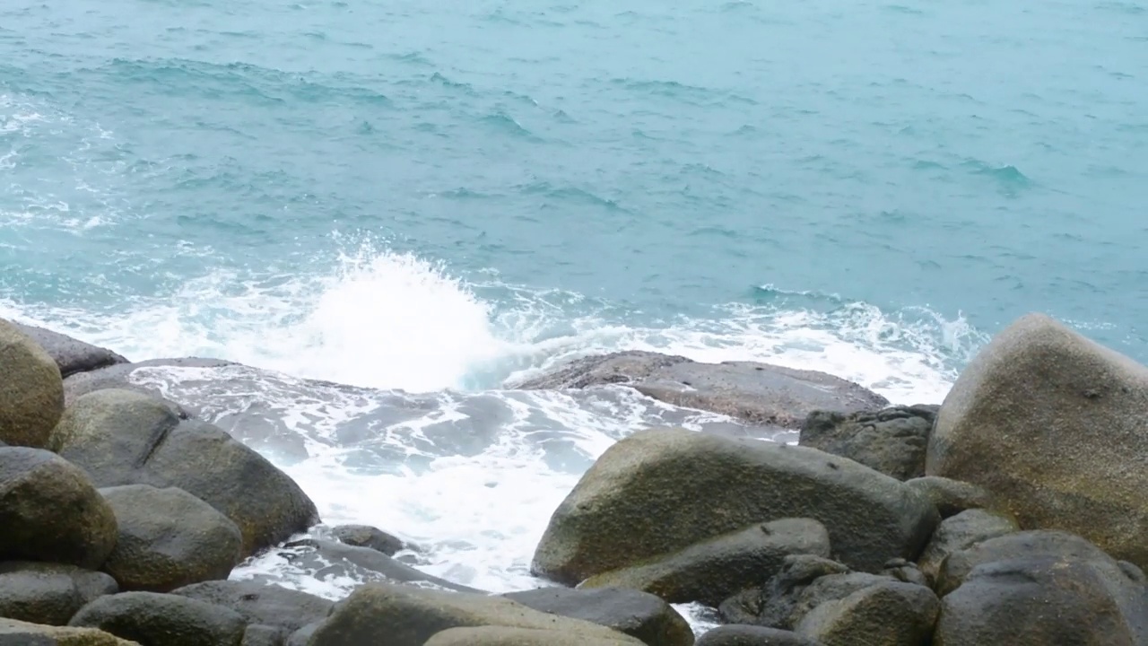 海浪撞击着泰国普吉岛卡塔海滩的岩石。视频素材