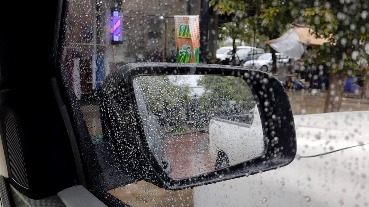 雨滴和模糊散焦。视频素材