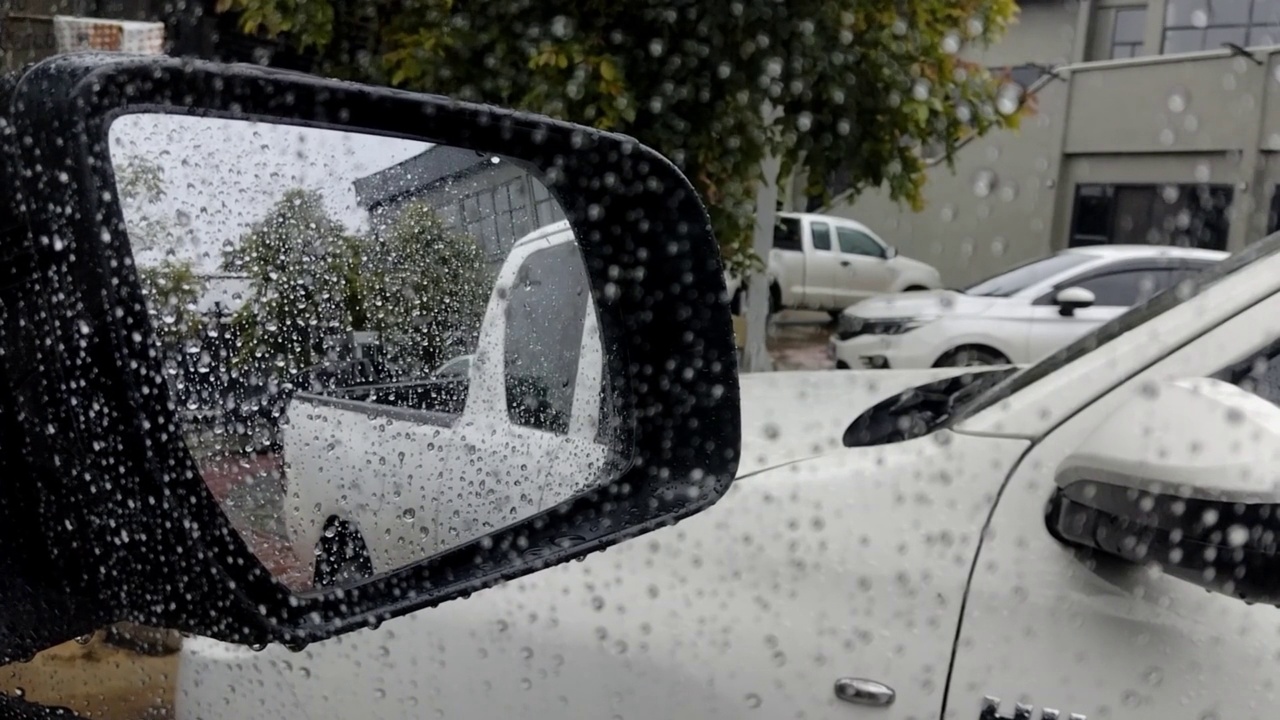 雨滴和模糊离焦灯后面的雨滴在汽车。视频素材