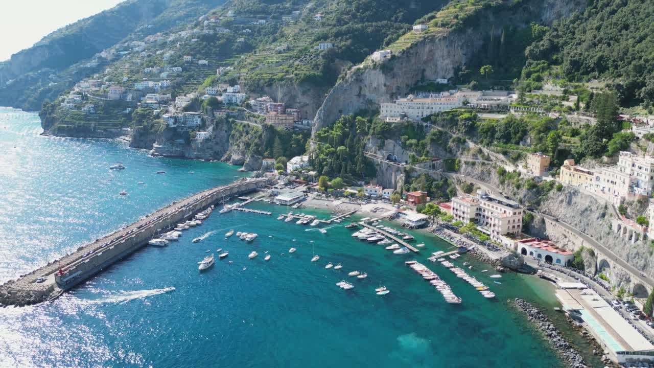 意大利海岸旅游小镇阿马尔菲的鸟瞰图视频素材