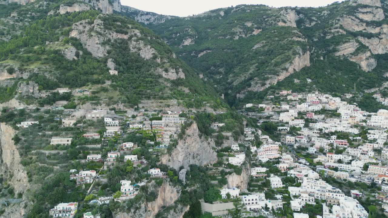 意大利阿马尔菲海岸的旅游小镇波西塔诺的日间鸟瞰图视频素材