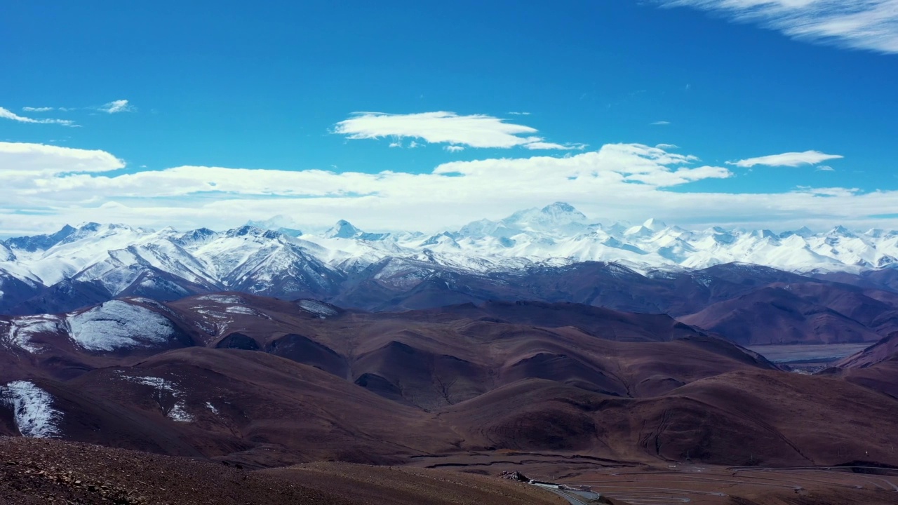 中国西藏喜马拉雅山脉的全景鸟瞰图。视频素材