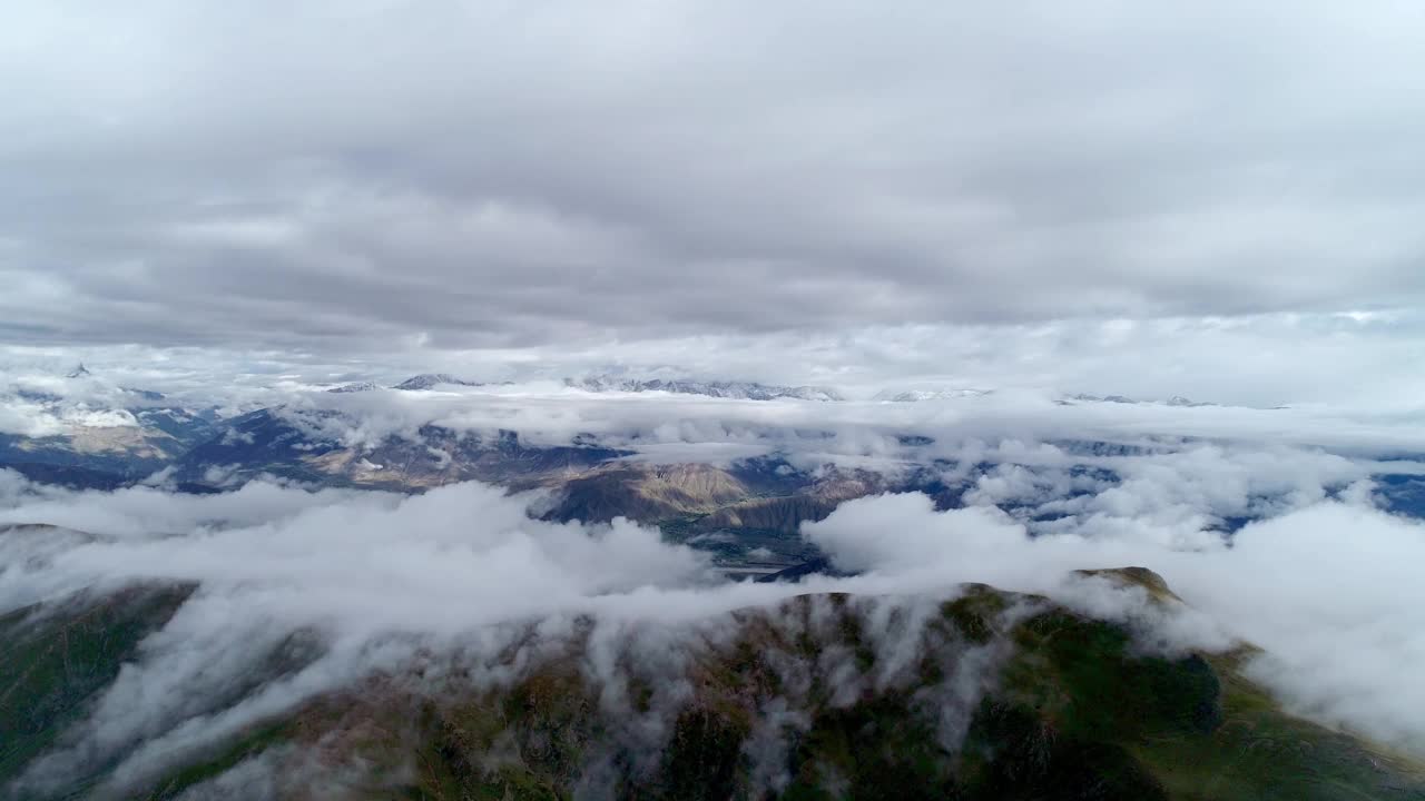 中国西藏喜马拉雅山脉的全景鸟瞰图。视频素材