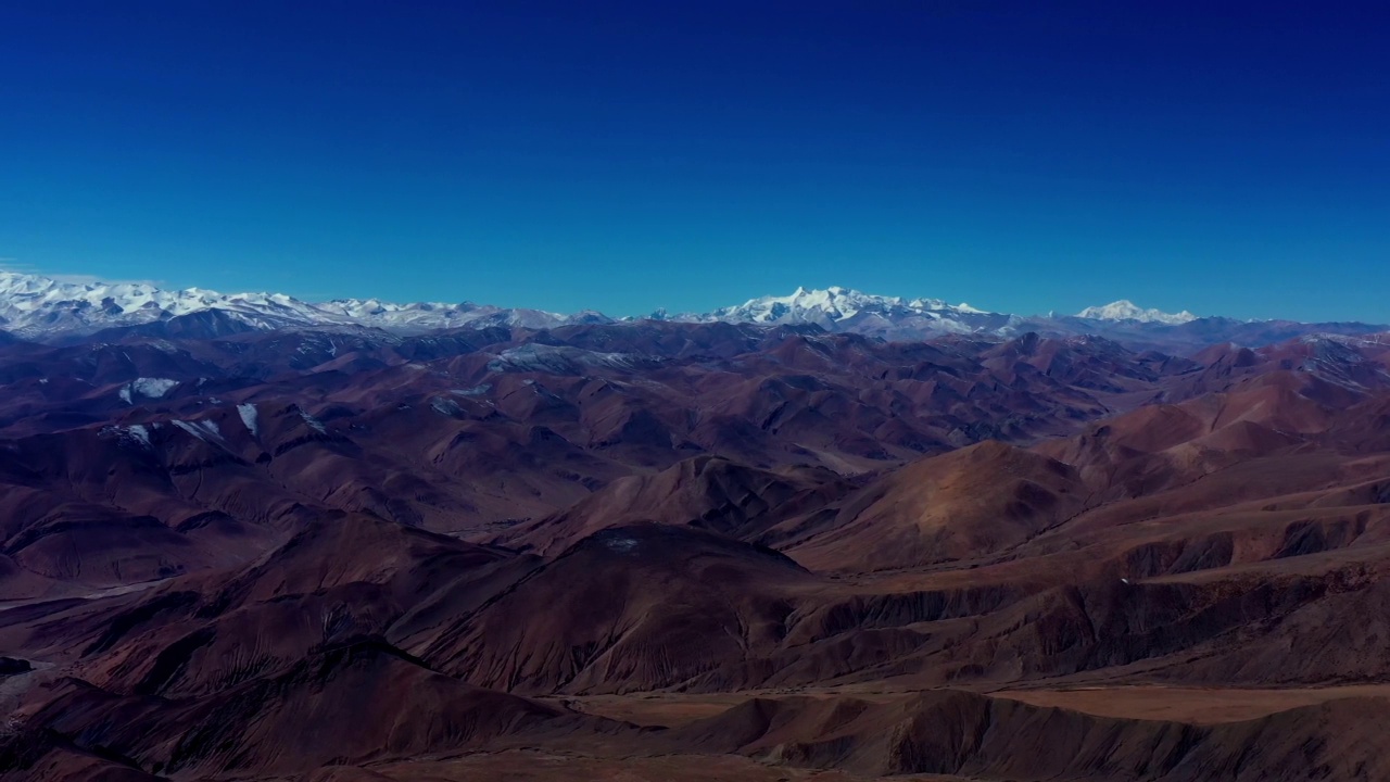 中国西藏喜马拉雅山脉的全景鸟瞰图。视频素材